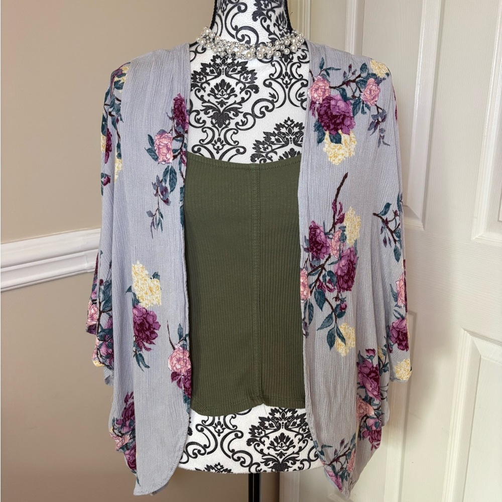 Style Rack , women’s, Floral crop, Kimono- one size fits all Med-XL